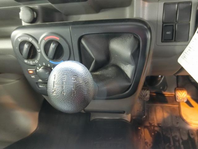 エブリイ ＰＣ　セーフティサポート装着車　切替式４ＷＤ　ハイルーフ　５速ギア　走行５１３９０ＫＭ　ＣＤチューナー　キーレスキー（12枚目）