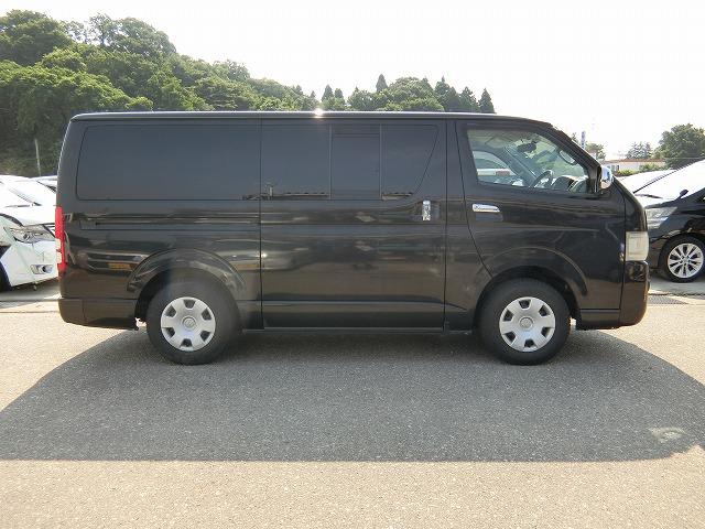 レジアスエースバン ロングスーパーＧＬ４ＷＤ　８型地デジナビＴＶ新品ベッドキット　４ＷＤ　ディーゼル　ターボ　両側スライドドア　８型地デジフルセグナビＴＶ　バックカメラ　キーレスキー　ＥＴＣ　新品ベッドキット　５人乗り　タイミングベルト交換済み　リアクーラー　リアヒーターつき（5枚目）