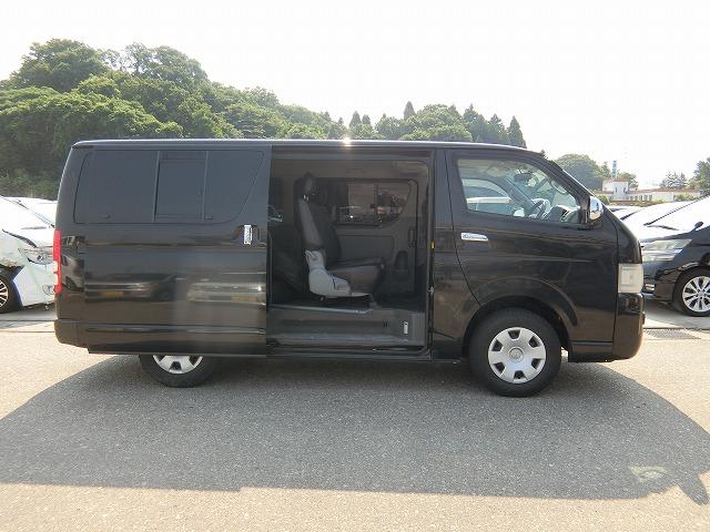 レジアスエースバン ロングスーパーＧＬ４ＷＤ　８型地デジナビＴＶ新品ベッドキット　４ＷＤ　ディーゼル　ターボ　両側スライドドア　８型地デジフルセグナビＴＶ　バックカメラ　キーレスキー　ＥＴＣ　新品ベッドキット　５人乗り　タイミングベルト交換済み　リアクーラー　リアヒーターつき（6枚目）