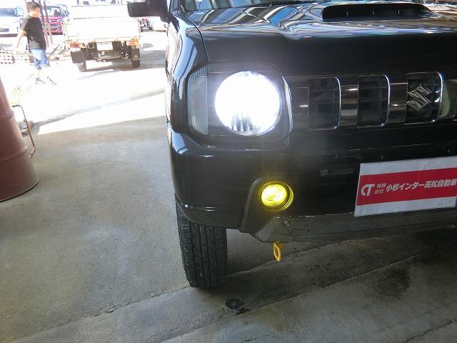 ジムニー ランドベンチャー　切替式４ＷＤ　ターボ　左右シートヒーター　ＬＥＤヘッドランプ　１６インチ大口径タイヤ　３インチリフトアップ　地デジフルセグナビＴＶ　キーレスキー　背面タイヤカバー（8枚目）