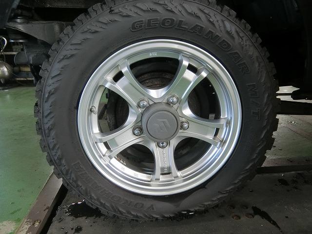 マッドタイヤ、アルミホイール付き