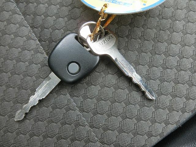 キャリイトラック ＫＸ　切替式４ＷＤ　オートマ　エアコン　パワステ　パワーウインドウ　エアバッグ　キーレスキー　ＣＤチューナー　三方開（11枚目）