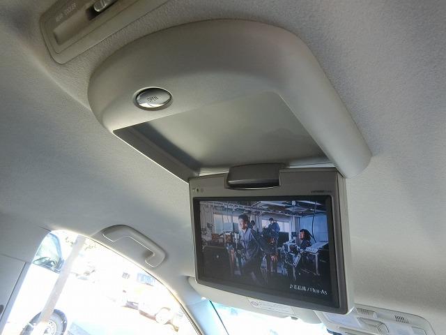 純正９型後席モニター（￥９４，５００）付きで地デジやＤＶＤをお楽しみいただけます。