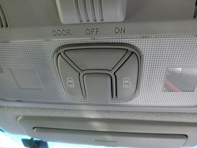 両側電動オートスライドドア付き