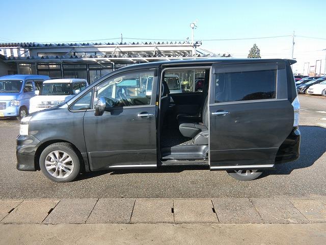 ヴォクシー ZS 煌II 地デジナビTVカメラ 両側電動ドアHID 地デジフルセグHDDナビTV バックカメラ 両側電動スライドドア HIDヘッドランプ スマートキー プッシュスタート パドルシフト コーナーセンサー ビルトインETC 純正16インチアルミ 8人乗り(4枚目)