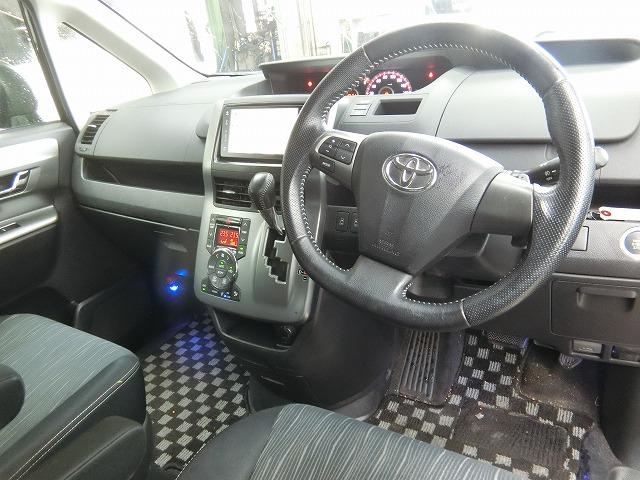 ヴォクシー ZS 煌II 地デジナビTVカメラ 両側電動ドアHID 地デジフルセグHDDナビTV バックカメラ 両側電動スライドドア HIDヘッドランプ スマートキー プッシュスタート パドルシフト コーナーセンサー ビルトインETC 純正16インチアルミ 8人乗り(9枚目)