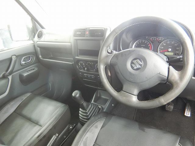 ジムニー クロスアドベンチャーXC 切替式4WD 5速マニュアル車 シートヒーター キーレスキー 純正16インチアルミホイール 専用シート 背面タイヤカバー ドアミラーウインカー(8枚目)