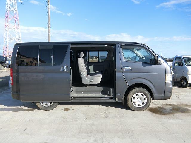 ハイエースバン ロングスーパーＧＬ　５人乗り　ディーゼル　両側スライドドア　地デジＨＤＤナビＴＶ　バックカメラ　ＨＩＤヘッドランプ　キーレスキー　ＥＴＣ　タイミングベルト交換済　大人気のグレー（6枚目）