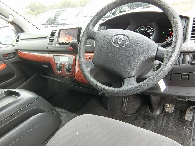 ハイエースバン ロングスーパーＧＬ　４ＷＤ　ディーゼル　５人乗り　ＨＩＤヘッドランプ　地デジフルセグナビＴＶ　バックカメラ　後席モニター　ベッドキット　キーレスキー　タイミングベルト交換済み（10枚目）