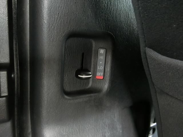 ハイエースバン ロングスーパーＧＬ　４ＷＤ　ディーゼル　５人乗り　ＨＩＤヘッドランプ　地デジフルセグナビＴＶ　バックカメラ　後席モニター　ベッドキット　キーレスキー　タイミングベルト交換済み（17枚目）