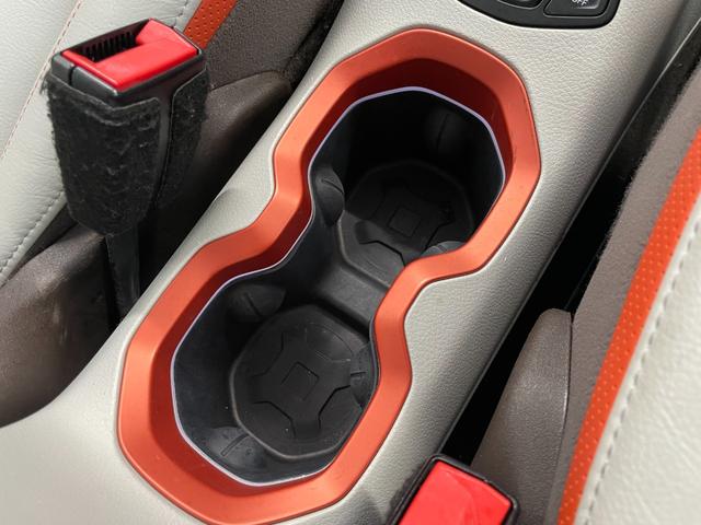 ジープ・レネゲード リミテッド　Ｂｌｕｅｔｏｏｔｈ　バックカメラ　クルーズコントロール　前面衝突警報　ブラインドスポットモニター　ＨＩＤヘッドランプ　オートライト　前席パワーシート・シートヒーター　ステアリングヒーター　ＥＴＣ（17枚目）