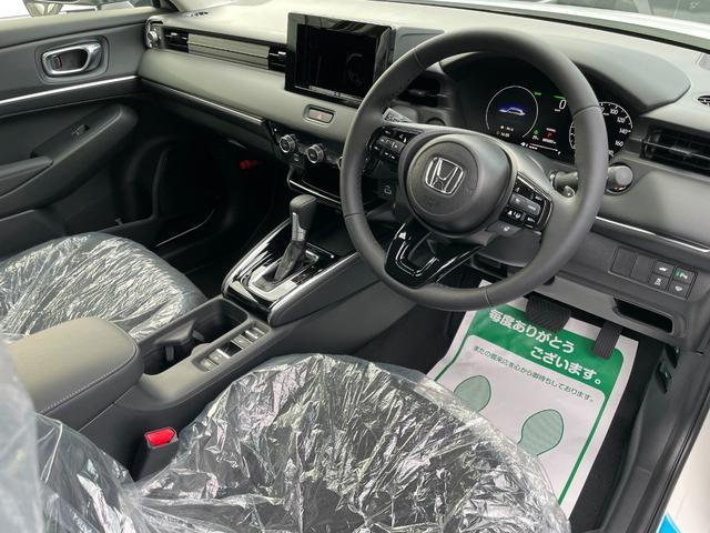 ヴェゼル ｅ：ＨＥＶ　Ｚ　登録済未使用車　４ＷＤ　ホンダセンシング　アダプティブクルコン　ハンドル＆シートヒーター　電動リアゲート　ＬＥＤヘッドランプ　パーキングセンサー　ＢＳＭ　ＵＳＢジャック　純正１８ＡＷ　バックカメラ有（4枚目）