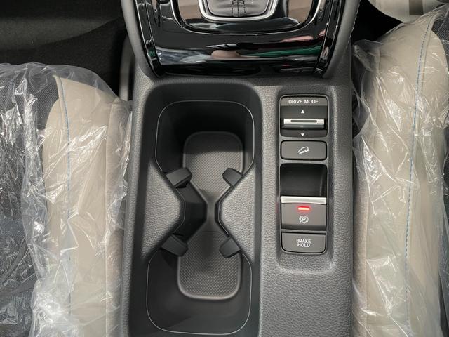 ヴェゼル ｅ：ＨＥＶ　Ｚ・ＰＬａＹパッケージ　登録済未使用車　９型ホンダコネクトナビ　フルセグＢｌｕｅｔｏｏｔｈ　Ｂカメラ　ワイヤレス充電　ＥＴＣ２．０　アダプティブクルコン　ハンドル＆シートヒーター　電動リアゲート　ＬＥＤ　コーナーセンサー（17枚目）