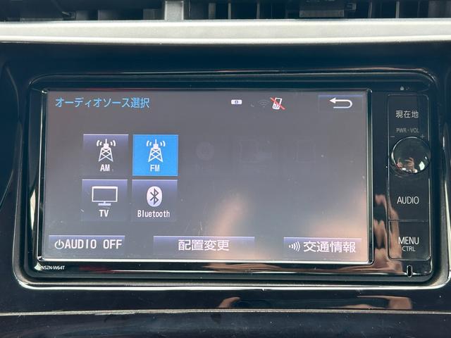 プリウス Ｓ　ＥＴＣ　バックカメラ　ナビ　ＴＶ　アルミホイール　オートライト　ＨＩＤ　ＣＶＴ　スマートキー　アイドリングストップ　電動格納ミラー　盗難防止システム　ベンチシート　ＣＤ　Ｂｌｕｅｔｏｏｔｈ（3枚目）