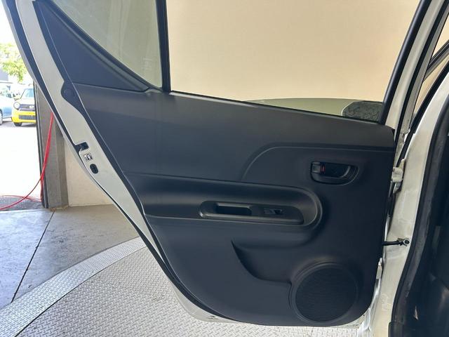 アクア Ｓ　ＥＴＣ　オートライト　スマートキー　アイドリングストップ　電動格納ミラー　ＣＶＴ　盗難防止システム　衝突安全ボディ　ＡＢＳ　ＥＳＣ　ＣＤ　ＵＳＢ　ミュージックプレイヤー接続可　エアコン　電動格納　禁煙（48枚目）