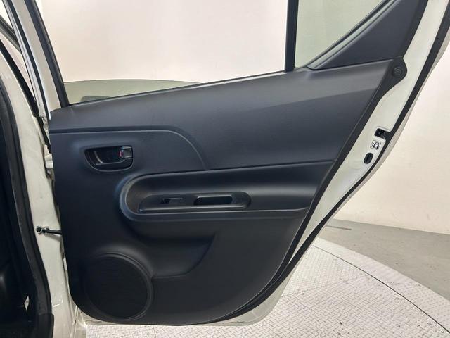 アクア Ｓ　ＥＴＣ　オートライト　スマートキー　アイドリングストップ　電動格納ミラー　ＣＶＴ　盗難防止システム　衝突安全ボディ　ＡＢＳ　ＥＳＣ　ＣＤ　ＵＳＢ　ミュージックプレイヤー接続可　エアコン　電動格納　禁煙（49枚目）