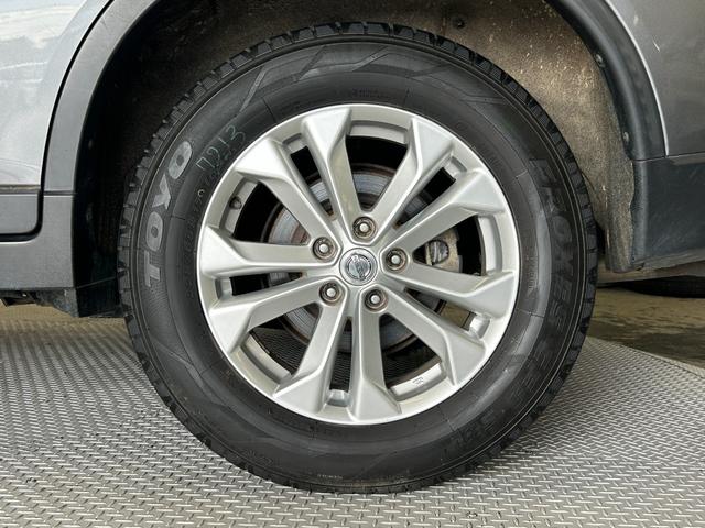 エクストレイル ２０Ｘ　エマージェンシーブレーキパッケージ　エマージェンシーブレーキ・寒冷地仕様車・スマートキー・前席シートヒーター・社外ナビ（ＣＮ－Ｅ２０５Ｄ）・オートライト・ステアリングリモコン・電動格納ミラー・純正１７インチアルミホイール（27枚目）