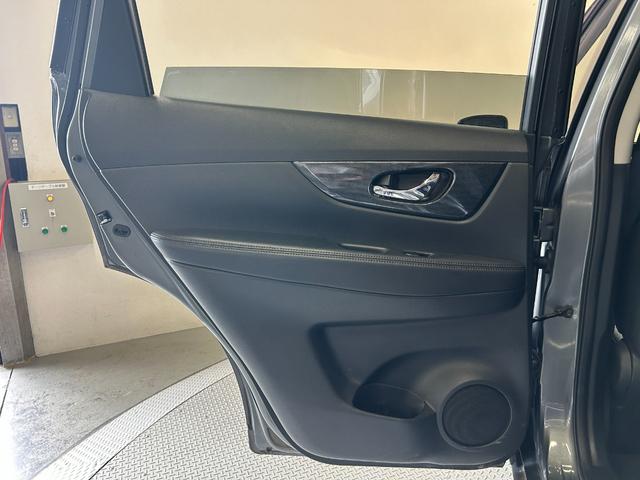 エクストレイル ２０Ｘ　エマージェンシーブレーキパッケージ　エマージェンシーブレーキ・寒冷地仕様車・スマートキー・前席シートヒーター・社外ナビ（ＣＮ－Ｅ２０５Ｄ）・オートライト・ステアリングリモコン・電動格納ミラー・純正１７インチアルミホイール（47枚目）