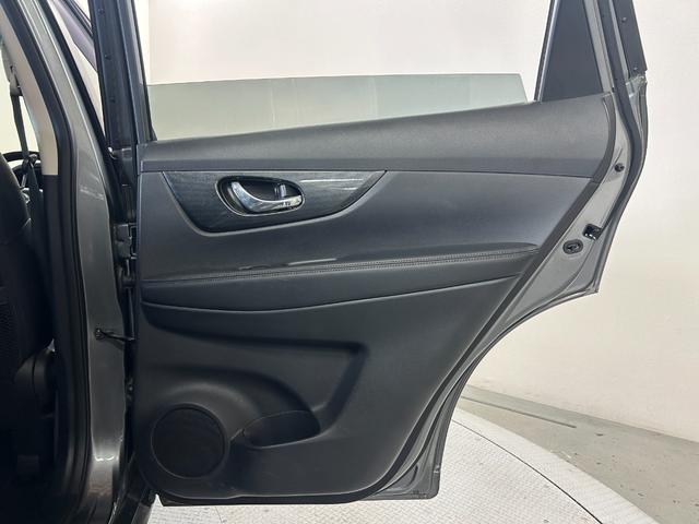 エクストレイル ２０Ｘ　エマージェンシーブレーキパッケージ　エマージェンシーブレーキ・寒冷地仕様車・スマートキー・前席シートヒーター・社外ナビ（ＣＮ－Ｅ２０５Ｄ）・オートライト・ステアリングリモコン・電動格納ミラー・純正１７インチアルミホイール（48枚目）