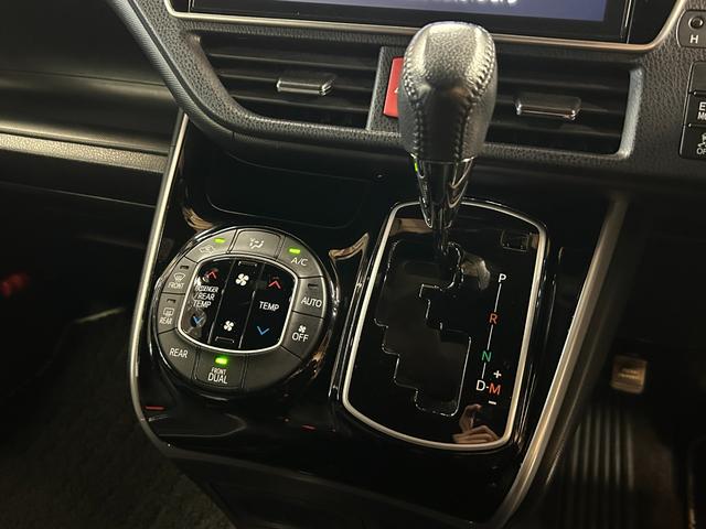 ヴォクシー ZS 煌 禁煙車・純正10インチナビ(NSZN-Z66T)・トヨタセーフティセンス・バックモニター・ETC・両側パワースライドドア・LEDヘッドライト・テレビキット・後席シートバックテーブル(13枚目)