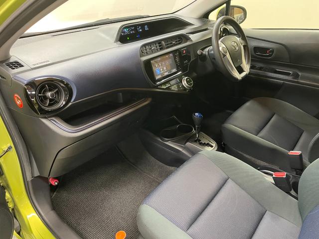 アクア S スマートキー・純正ナビ(NSZT-W64)・バックモニター・Bluetooth・フルセグTV・ETC・オートライト・電動格納ミラー・ステアリングリモコン・中期モデル(14枚目)