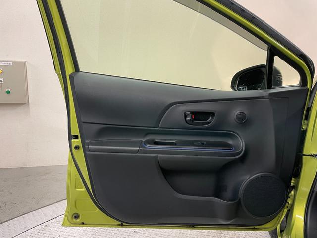 アクア S スマートキー・純正ナビ(NSZT-W64)・バックモニター・Bluetooth・フルセグTV・ETC・オートライト・電動格納ミラー・ステアリングリモコン・中期モデル(45枚目)