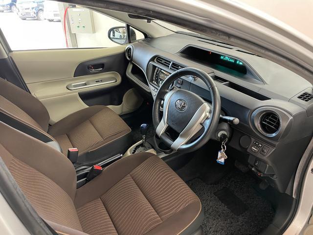 アクア G 禁煙 デュアルエアバック I-STOP 衝突安全ボディ パワーウィンドウ 1オーナ- ESC ATエアコン ABS パワーステアリング 運転席エアバッグ キーレススタートシステム ETC(8枚目)