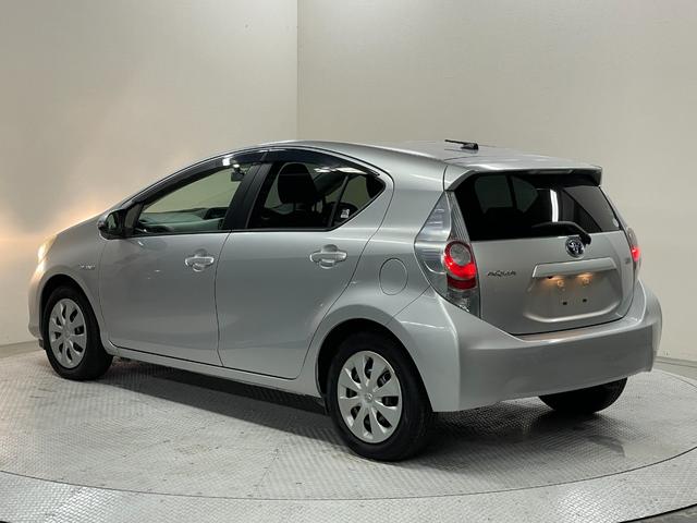 アクア S 純正ナビ(NSZT-W62G)・バックモニター・スペアキー・ETC・電動格納ミラー・Bluetooth・フルセグTV・ステアリングリモコン・前期モデル(11枚目)