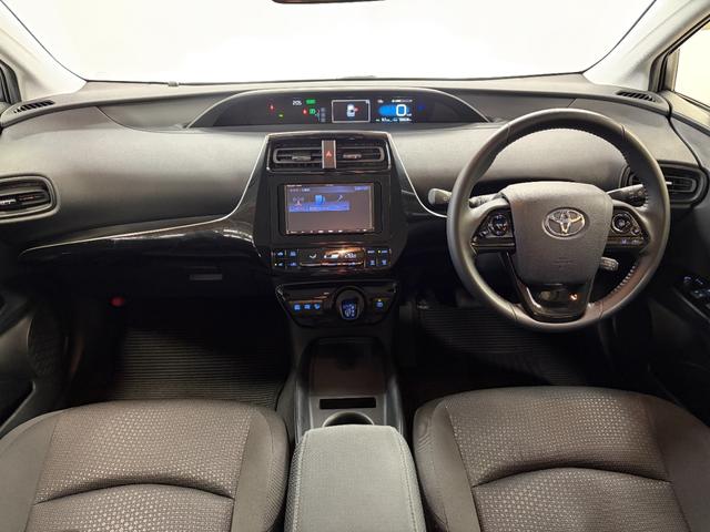 プリウス S 社外ナビ(CN-B301B)・バックモニター・スマートキー・スペアキー・トヨタセーフティセンス・LEDヘッドライト・レーダークルーズコントロール・社外15インチアルミホイール・新品夏タイヤ・前期モデル(2枚目)