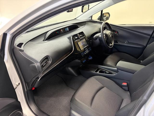 プリウス S 社外ナビ(CN-B301B)・バックモニター・スマートキー・スペアキー・トヨタセーフティセンス・LEDヘッドライト・レーダークルーズコントロール・社外15インチアルミホイール・新品夏タイヤ・前期モデル(14枚目)