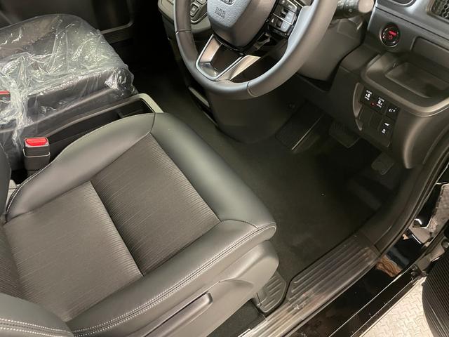 ステップワゴン ｅ：ＨＥＶスパーダ　登録済未使用車・ホンダセンシング・マルチビューカメラシステム対応・スペアキー・両側パワースライドドア・前席シートヒーター・パワーバックドア・後席シートバックテーブル・ＬＥＤヘッドライト・オットマン（32枚目）