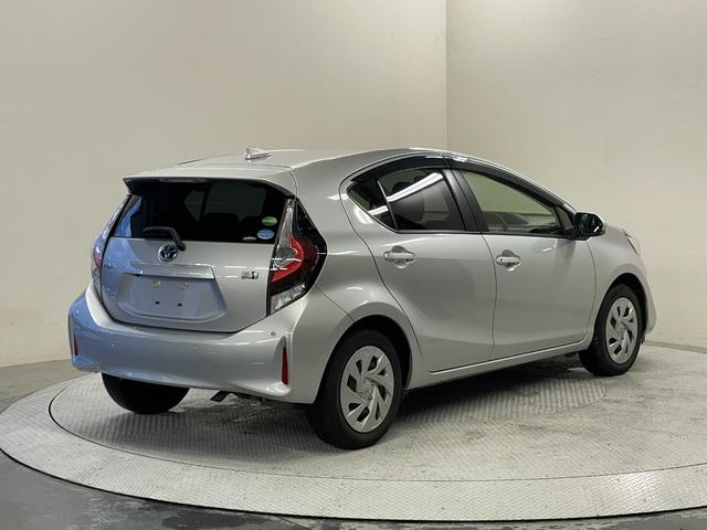 アクア Ｓ　スマートキー　純正ナビ（ＮＳＣＮ－Ｗ６８）　バックモニター　トヨタセーフティセンス　Ｂｌｕｅｔｏｏｔｈ　電動格納ミラー　オートライト　ステアリングリモコン　ＥＴＣ（13枚目）