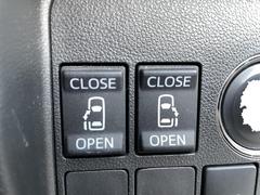 指先ひとつでドアオープン。【ワンアクション両側パワースライドドア】両手がふさがっていても、スイッチひとつでスライドドアが自動解錠＆自動オープンします。 6