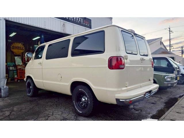 ダッジ・バン 　ラムバン　ショーティー　パッセンジャー　セカンドベンチシート　５人乗り登録　スライド＆フルフラットリクライニングシート　バックカメラ　社外１５インチホイール　純正アルミ有（5枚目）