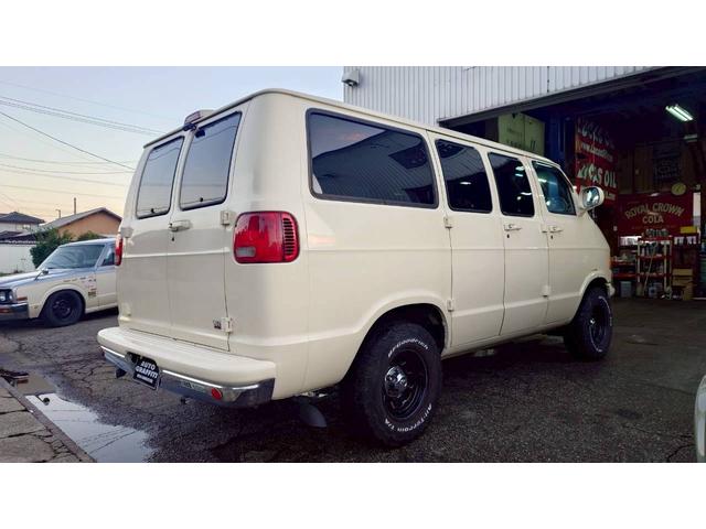 ダッジ・バン 　ラムバン　ショーティー　パッセンジャー　セカンドベンチシート　５人乗り登録　スライド＆フルフラットリクライニングシート　バックカメラ　社外１５インチホイール　純正アルミ有（6枚目）