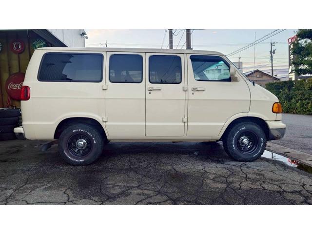 ダッジ・バン 　ラムバン　ショーティー　パッセンジャー　セカンドベンチシート　５人乗り登録　スライド＆フルフラットリクライニングシート　バックカメラ　社外１５インチホイール　純正アルミ有（7枚目）