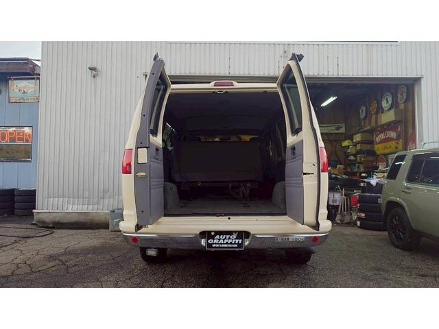 ダッジ・バン 　ラムバン　ショーティー　パッセンジャー　セカンドベンチシート　５人乗り登録　スライド＆フルフラットリクライニングシート　バックカメラ　社外１５インチホイール　純正アルミ有（9枚目）
