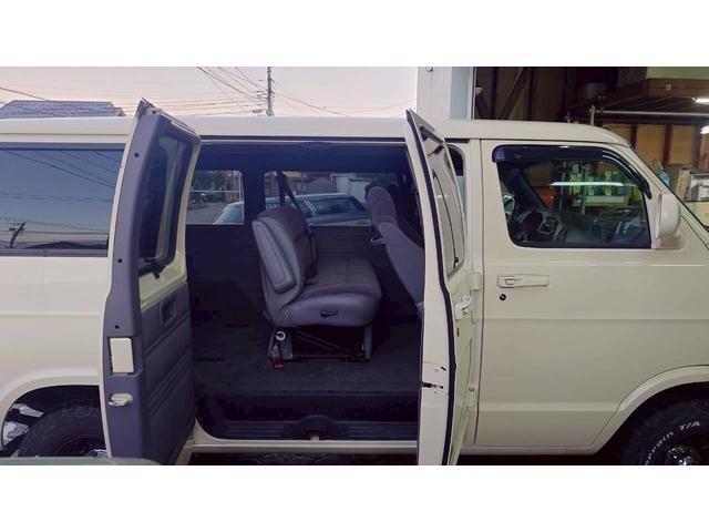 ダッジ・バン 　ラムバン　ショーティー　パッセンジャー　セカンドベンチシート　５人乗り登録　スライド＆フルフラットリクライニングシート　バックカメラ　社外１５インチホイール　純正アルミ有（15枚目）