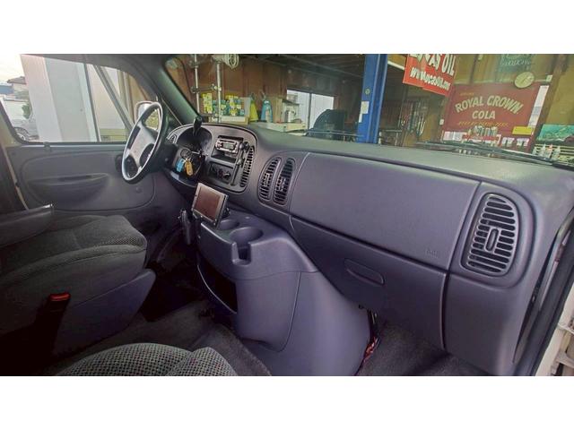 ダッジ・バン 　ラムバン　ショーティー　パッセンジャー　セカンドベンチシート　５人乗り登録　スライド＆フルフラットリクライニングシート　バックカメラ　社外１５インチホイール　純正アルミ有（20枚目）