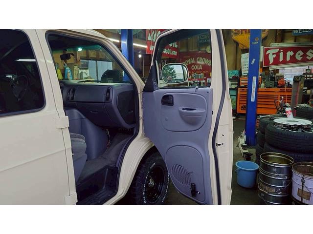 ダッジ・バン 　ラムバン　ショーティー　パッセンジャー　セカンドベンチシート　５人乗り登録　スライド＆フルフラットリクライニングシート　バックカメラ　社外１５インチホイール　純正アルミ有（21枚目）