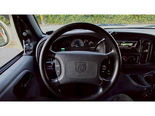 ダッジ・バン 　ラムバン　ショーティー　パッセンジャー　セカンドベンチシート　５人乗り登録　スライド＆フルフラットリクライニングシート　バックカメラ　社外１５インチホイール　純正アルミ有（23枚目）