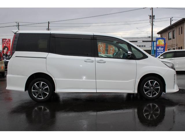 ノア Si ダブルバイビーIII 4WD 後席モニター SD 両側電動ドア BT リアオートエアコン レーンアシスト オートマチックハイビーム バックモニター フルフラット オートライト オートクルーズコントロール ワンオーナー ドラレコ キーレス 4WD(6枚目)