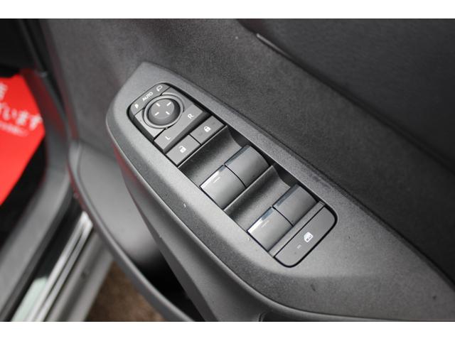 ヤリスクロス ハイブリッドZ BSM 8インチディスプレイオーディオ 電格ドアミラー インテリジェントキー ブルートゥース シ-トヒ-タ- クリソナ 衝突安全ボディ レーンアシスト USB オートマチックハイビーム 試乗車 LEDライト リアカメラ SDナビ 禁煙(17枚目)