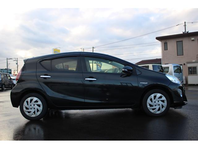 アクア Ｓスタイルブラック　禁煙車両　ＥＣＯモード　安全ボディー　ＳＤナビゲーション　ブルートゥース　記録簿あり　ＡＨＢ　バックモニタ－　地デジフルセグ　ナビＴＶ　ＬＥＤライト　スマートキープッシュスタート　１オーナー　キーフリ（4枚目）