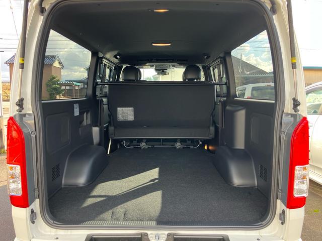 ハイエースバン スーパーＧＬ　ダークプライムＩＩ　スマートキー　４ＷＤ　運転席・助手席エアバック　ＡＢＳ　ＥＳＣ　エアコン　パワーステアリング　パワーウインドウ（17枚目）