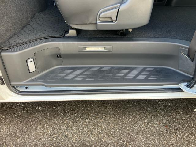 ハイエースバン スーパーＧＬ　ダークプライムＩＩ　スマートキー　４ＷＤ　運転席・助手席エアバック　ＡＢＳ　ＥＳＣ　エアコン　パワーステアリング　パワーウインドウ（27枚目）