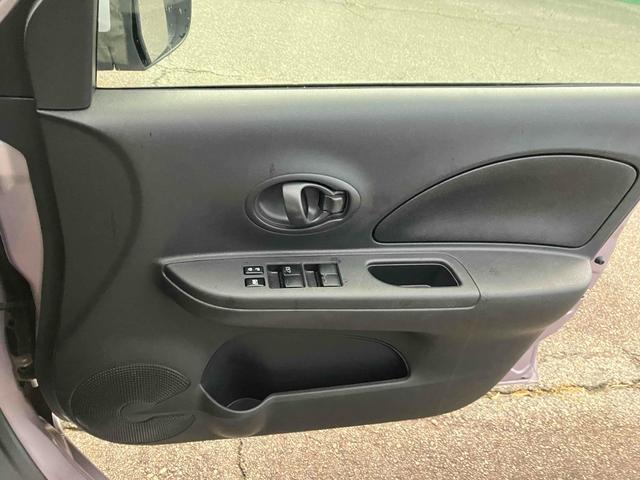 パワーウィンドウのスイッチですよ。運転席に居ながら窓を開け閉めのコントロールできますよ。