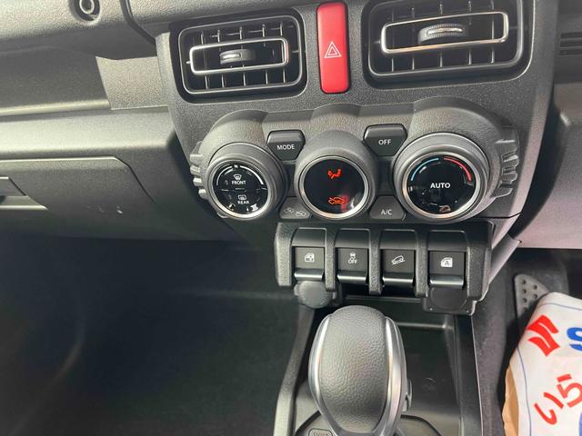 ジムニー XC クリアランスソナー 4WD セーフティサポート クルーズコントロール アイドリングストップ LEDヘッドライト ヘッドライトウォッシャー シートヒーター 革巻きステアリング 電動格納ミラー(12枚目)