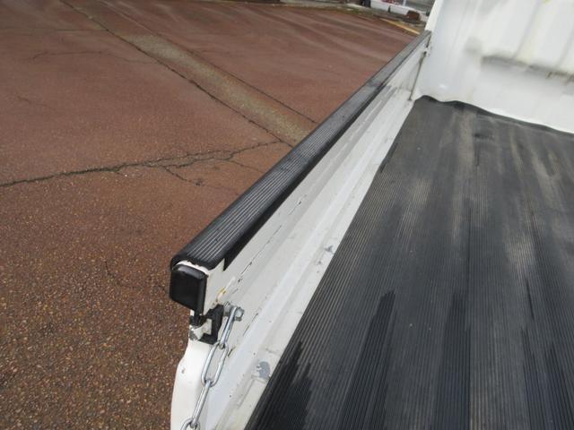 ハイゼットトラック スタンダード エアコン パワステ 切り替え4WD オートマ ゲートチェーン ゲートプロテクター 荷台ラバーマット 禁煙 運転席エアバック AM/FMラジオ(24枚目)