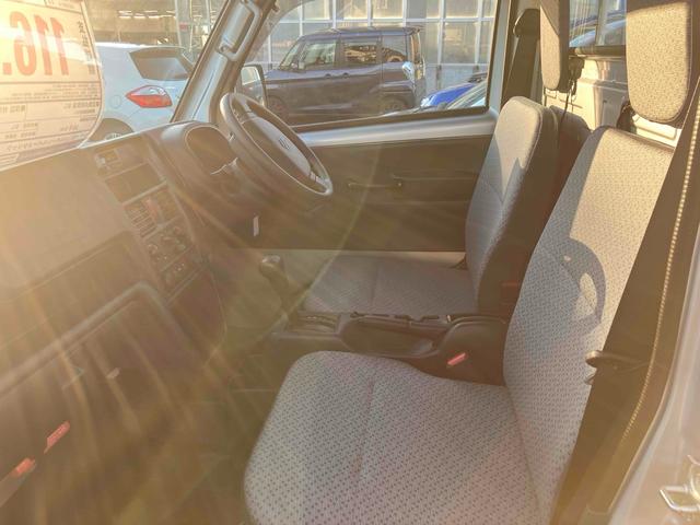 キャリイトラック ＫＣ　４ＷＤ　軽トラック　ＡＴ　衝突被害軽減システム　レーンアシスト　アイドリングストップ　オートライト　ＥＳＣ　エアコン（9枚目）